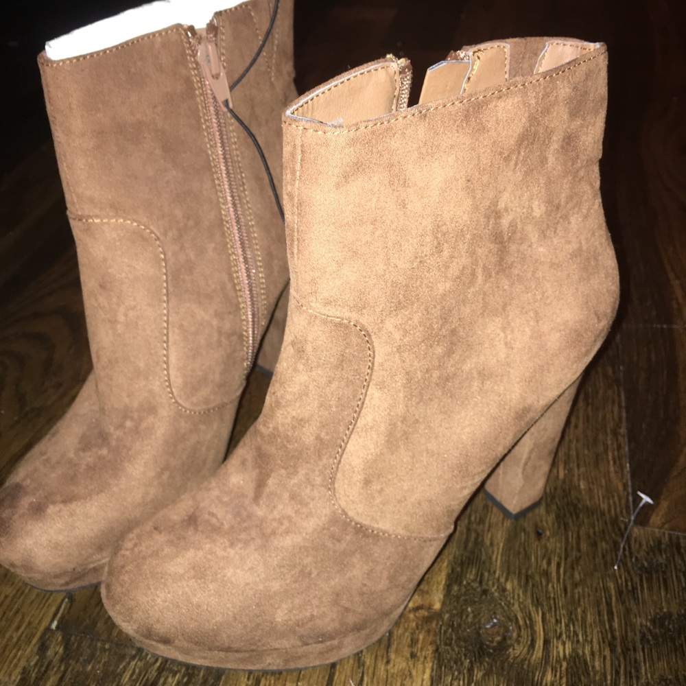Perfect fall boots! Never worn!